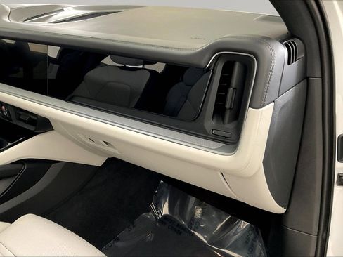 Used 2024 Porsche Cayenne AWD/4WD image 25