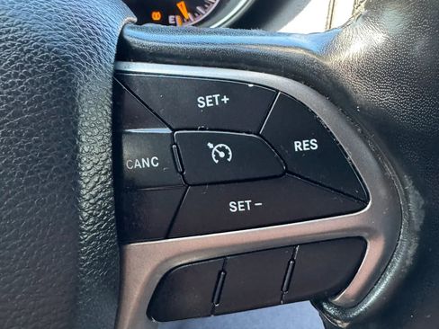 Used 2019 Jeep Grand Cherokee Laredo AWD/4WD image 12