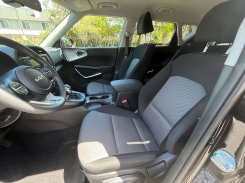 Used 2025 Kia Soul LX w/ LX Technology Package FWD image 20