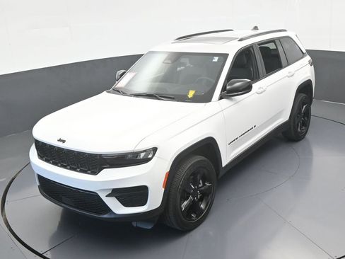 Used 2025 Jeep Grand Cherokee Altitude image 46