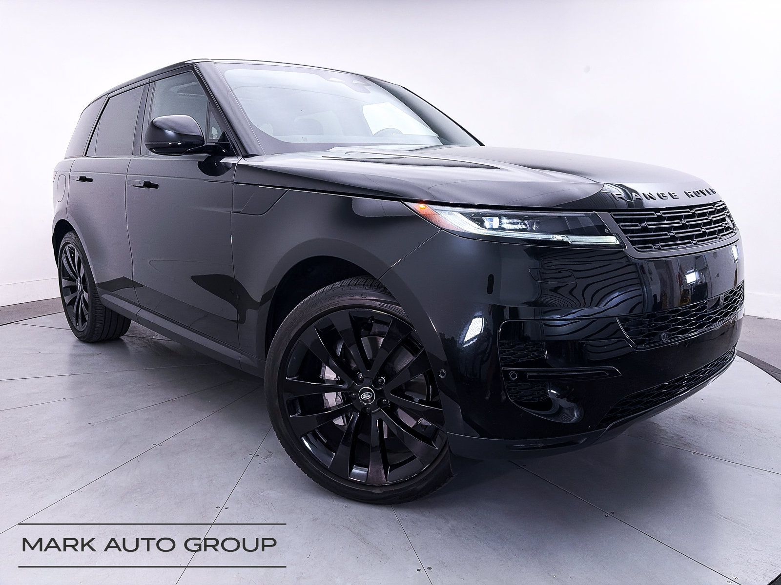 Used 2024 Land Rover Range Rover Sport SE AWD/4WD image 1