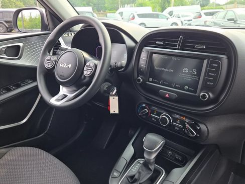 Used 2025 Kia Soul LX w/ LX Technology Package FWD image 4