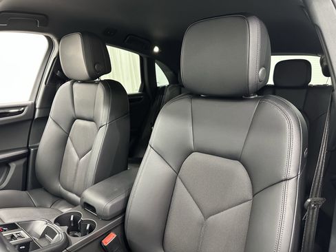 Certified 2024 Porsche Macan image 5