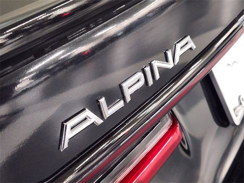 Used 2022 BMW ALPINA B7 xDrive w/ Luxury Rear Seating Package image 13