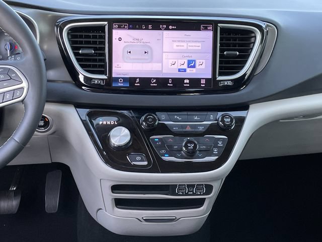 Used 2024 Chrysler Pacifica Touring-L FWD image 15