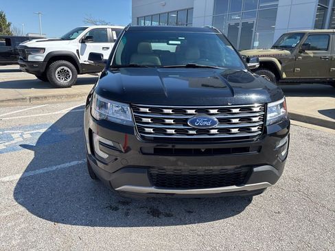 Used 2017 Ford Explorer Limited image 9