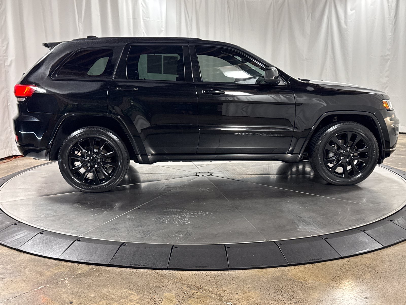 Used 2018 Jeep Grand Cherokee Altitude AWD/4WD image 6