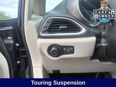 Used 2023 Chrysler Pacifica Touring-L FWD image 28
