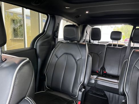 Used 2025 Chrysler Pacifica Limited image 41