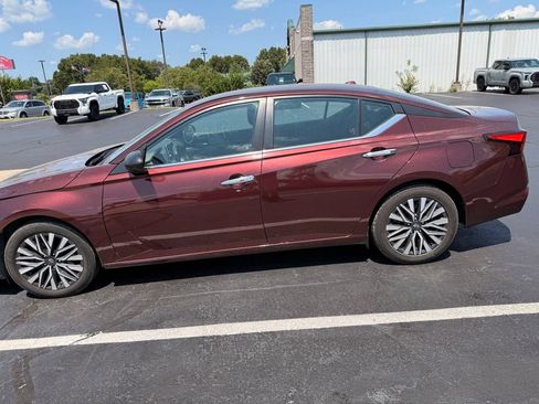 Used 2024 Nissan Altima 2.5 SV FWD image 8