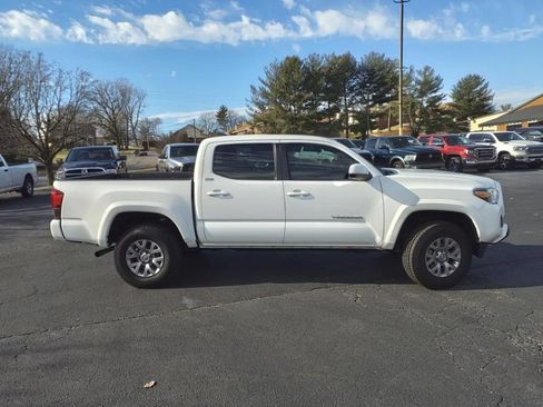 Used 2019 Toyota Tacoma SR5 RWD image 2