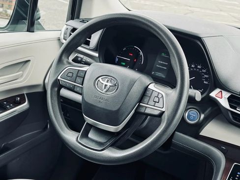 Used 2021 Toyota Sienna LE image 11