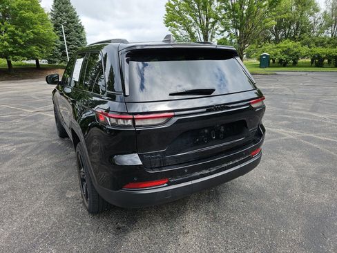 Used 2023 Jeep Grand Cherokee Limited w/ Black Appearance Package AWD/4WD image 3