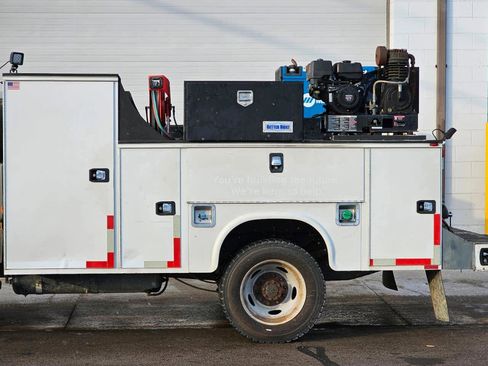 Used 2017 Ford F550 4x4 Regular Cab Super Duty image 6