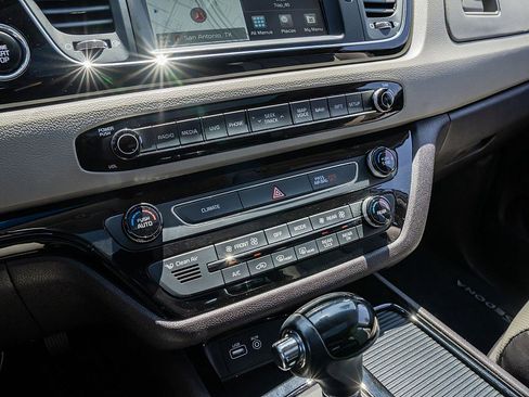 Used 2016 Kia Sedona SX Limited image 27