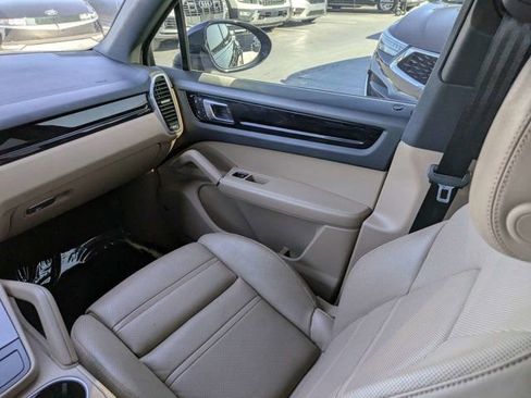 Used 2023 Porsche Cayenne AWD/4WD image 18