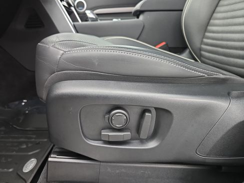 Used 2024 Land Rover Discovery Dynamic SE image 30