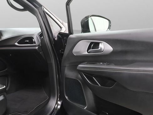 Used 2026 Chrysler Pacifica Limited FWD image 34