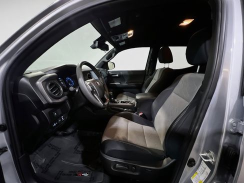 Used 2022 Toyota Tacoma TRD Off-Road w/ Technology Package AWD/4WD image 14