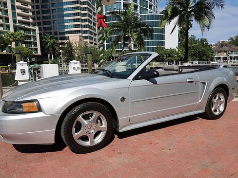 Used 2004 Ford Mustang Convertible image 16
