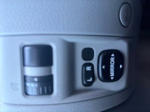 Used 2010 Subaru Forester 2.5X Premium image 21