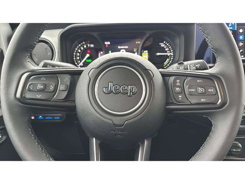 Used 2025 Jeep Wrangler Willys image 14