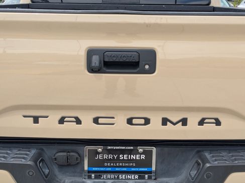 Used 2019 Toyota Tacoma TRD Sport AWD/4WD image 13