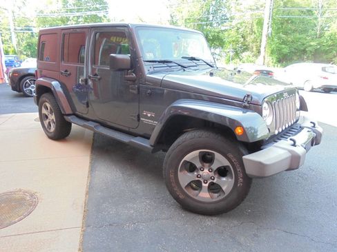 Used 2017 Jeep Wrangler Unlimited Sahara w/ Connectivity Group AWD/4WD image 29