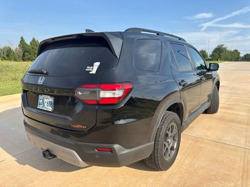 Used 2025 Honda Pilot TrailSport image 5