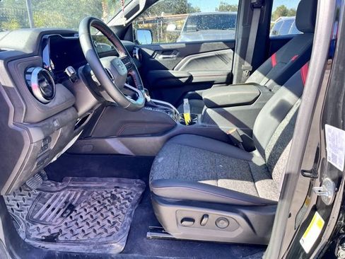 Used 2025 Chevrolet Colorado Z71 w/ Midnight Edition image 9