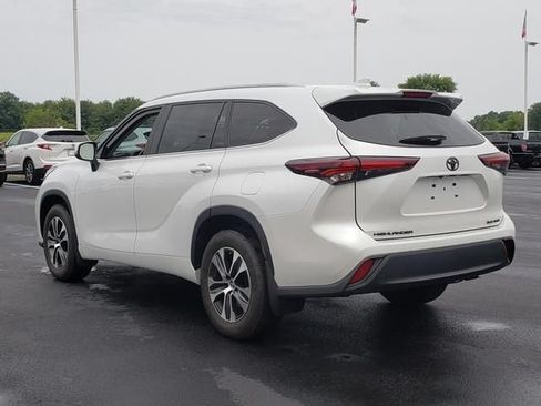 Used 2024 Toyota Highlander XLE AWD/4WD image 9