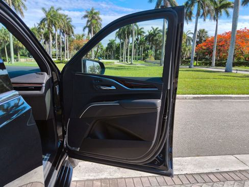 Used 2022 Cadillac Escalade ESV Luxury RWD image 40