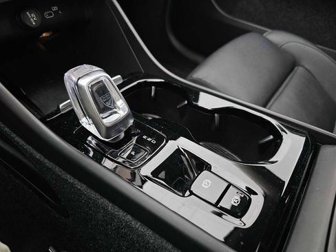 Certified 2024 Volvo XC40 B5 Plus w/ Climate Package image 38