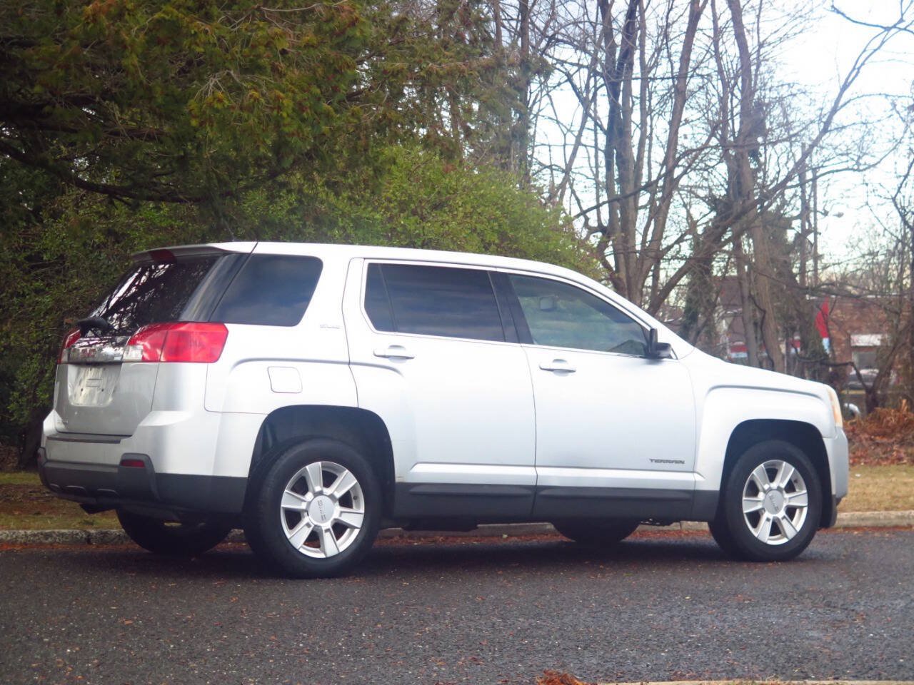 Used 2010 GMC Terrain SLE FWD image 4