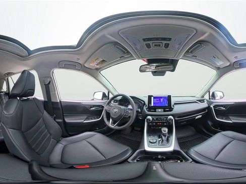 Used 2023 Toyota RAV4 XLE Premium image 31