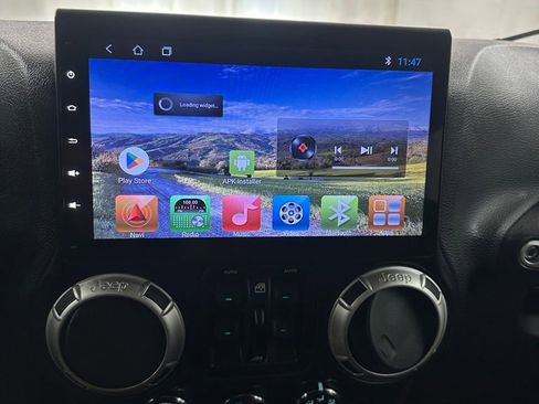 Used 2017 Jeep Wrangler Unlimited Sahara w/ Connectivity Group image 22