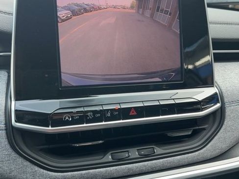 Used 2025 Jeep Compass Latitude w/ Convenience Group image 13