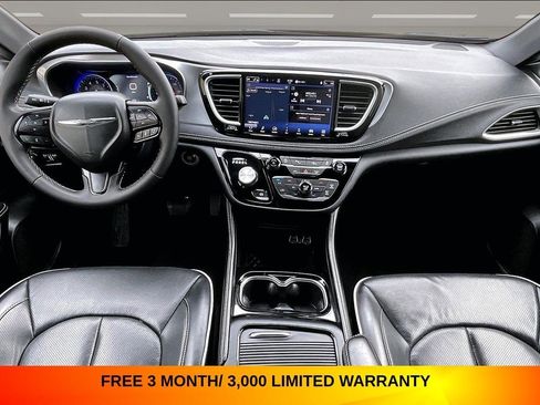Used 2025 Chrysler Pacifica Limited FWD image 8