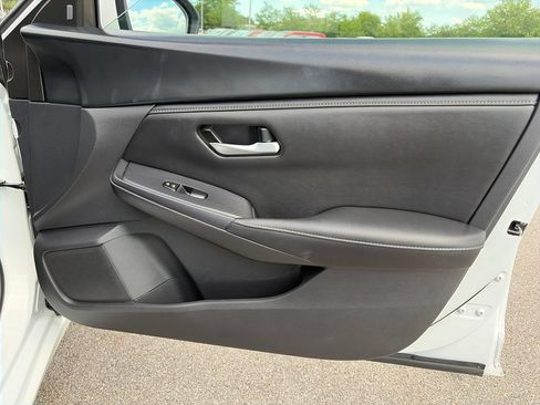 Used 2024 Nissan Sentra SV FWD image 9
