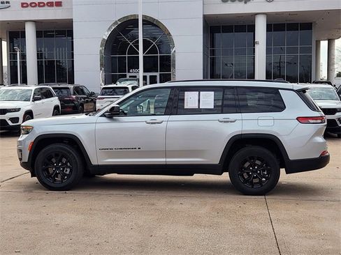 Used 2024 Jeep Grand Cherokee L Laredo image 4