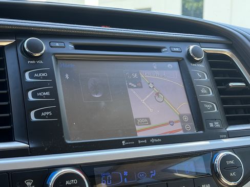 Used 2016 Toyota Highlander XLE FWD image 24