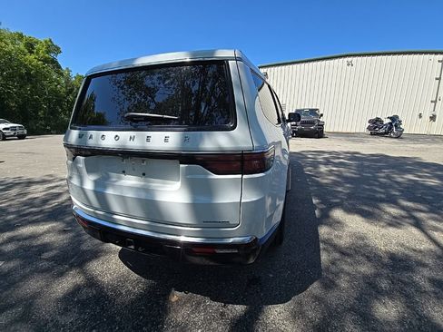 Used 2024 Jeep Wagoneer Series III AWD/4WD image 7