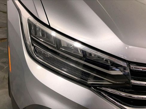 Used 2023 Volkswagen Tiguan SE w/ Panoramic Sunroof Package FWD image 26