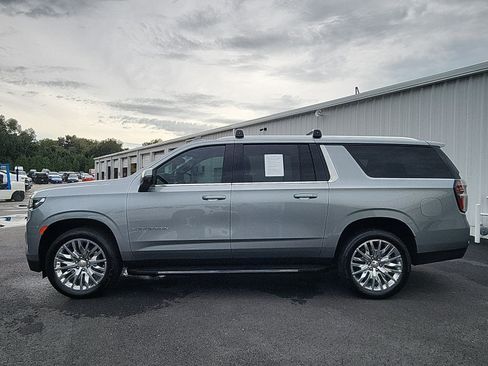 Used 2024 Chevrolet Suburban LT w/ Luxury Package AWD/4WD image 2