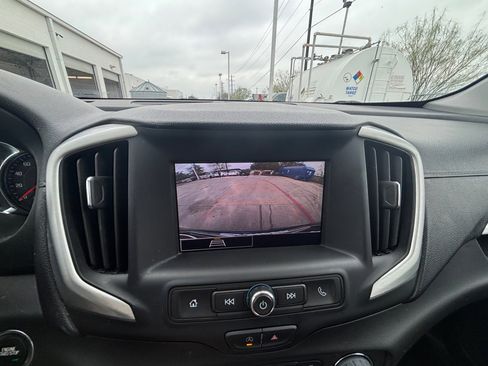 Used 2024 GMC Terrain SLE w/ Driver Convenience Package image 8