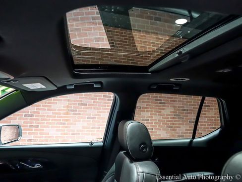 Used 2022 Chevrolet Traverse RS image 16