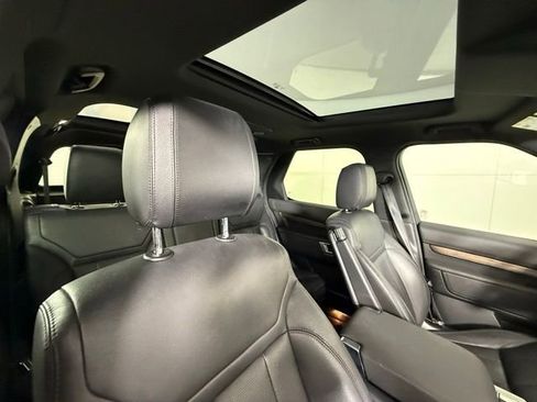 Used 2020 Land Rover Discovery HSE image 34