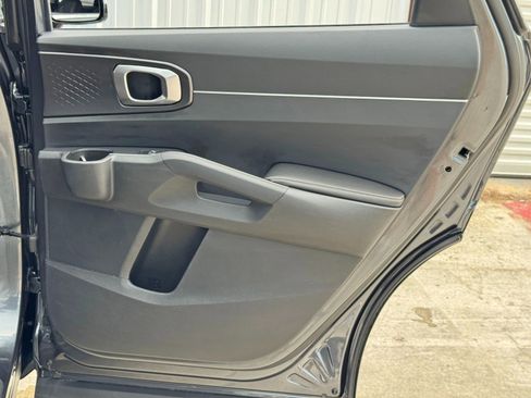 Used 2022 Kia Sorento LX image 40