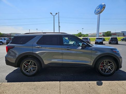 Used 2025 Ford Explorer ST-Line w/ ST-Line Street Pack AWD/4WD image 5