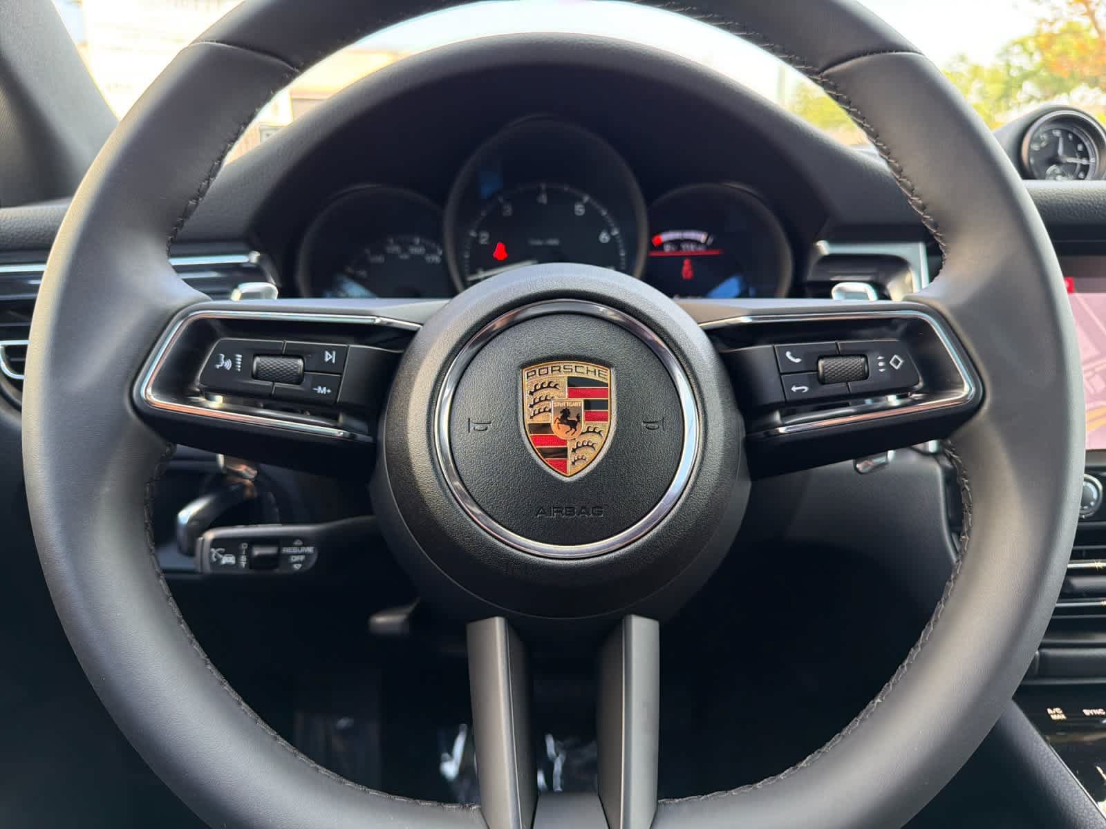 Certified 2025 Porsche Macan AWD/4WD image 25